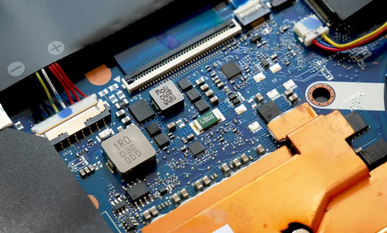 The Dell battery calibration tool is a utility designed to fix exactly this problem. By performing a controlled discharge and recharge cycle, it resets the internal battery management system (BMS), ensuring your laptop reports battery levels accurately.